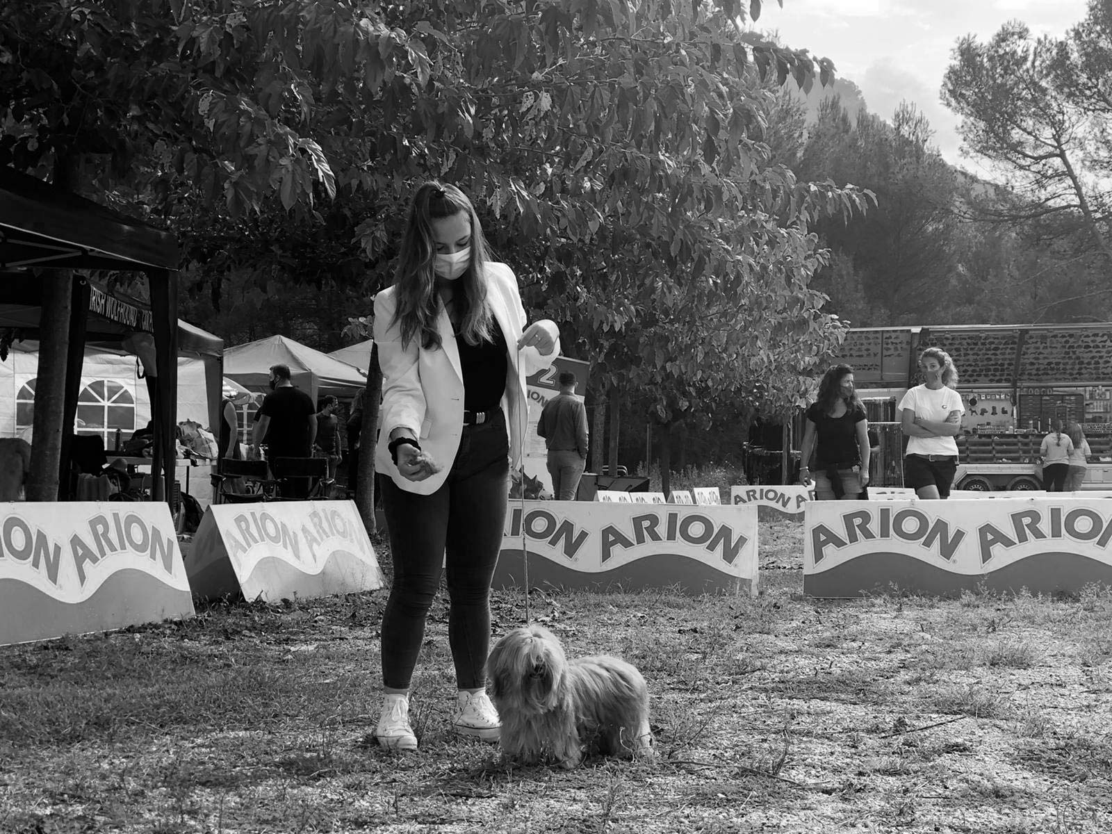 Ajika en imagen artística en blanco y negro